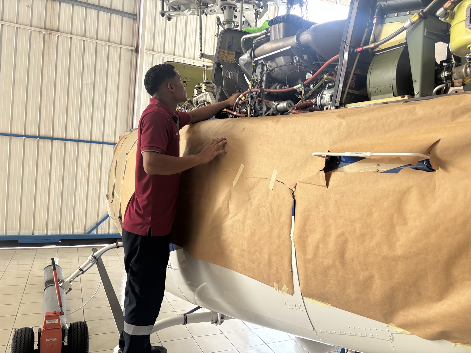 Estudiante de TECHPAN realizando práctica de mantenimiento en una aeronave