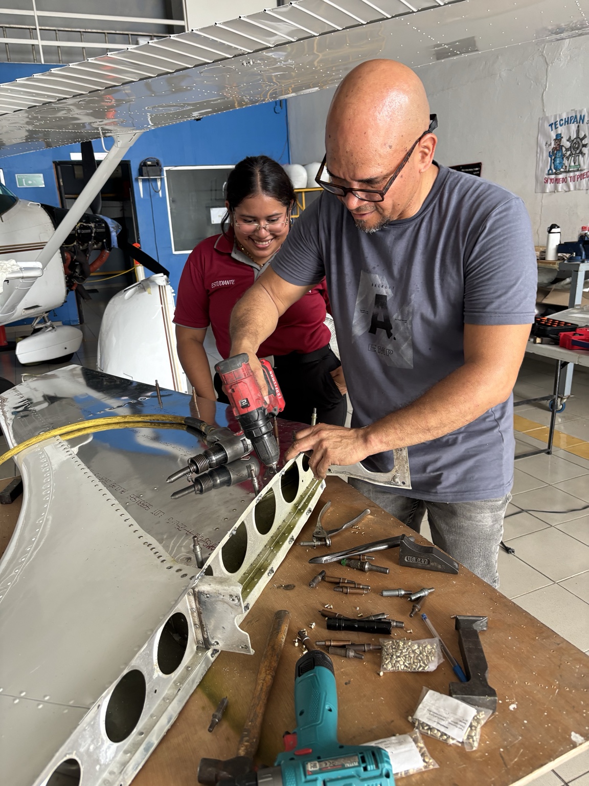 Práctica de mantenimiento de estructura de aeronave