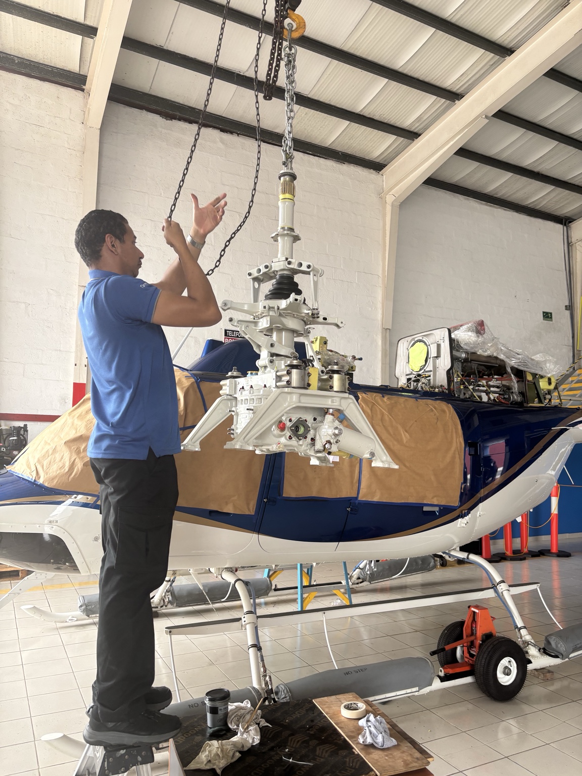 Práctica de mantenimiento de helicóptero en TECHPAN