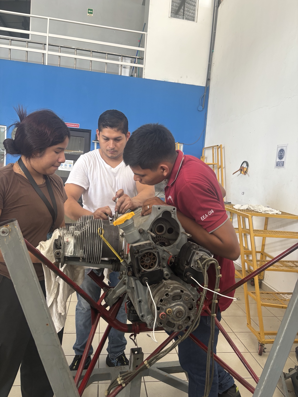 Estudiantes de TECHPAN en práctica de mantenimiento de motor de aeronave