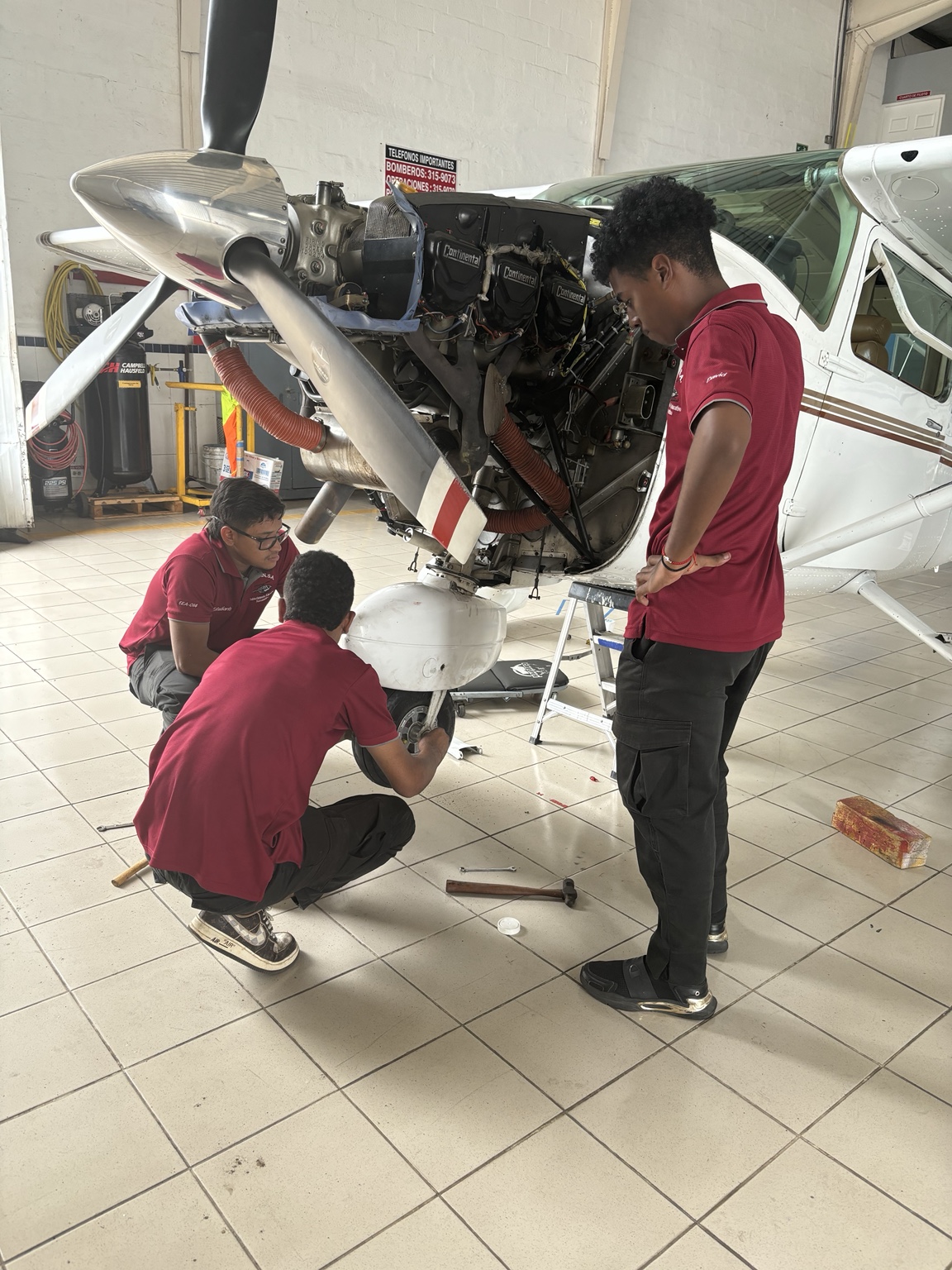 Práctica técnica de estudiantes de TECHPAN en motor de aeronave